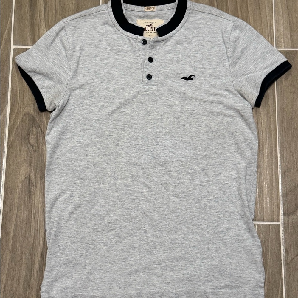 Hollister Men's Light Gray Polo with Black Accents